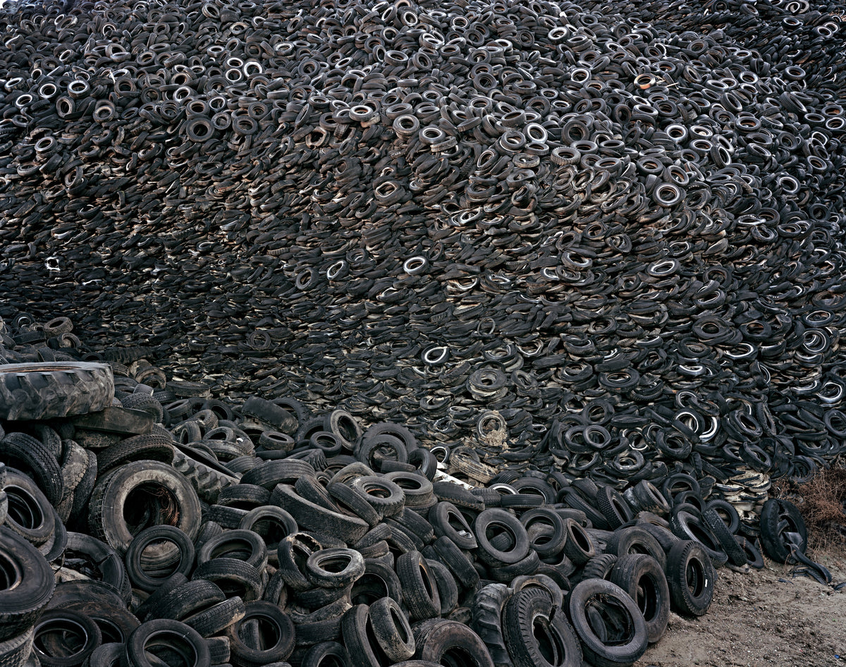 Edward Burtynsky, Oxford Tire Pile, Westley California, 1999. A photograph of a landscape of tires.