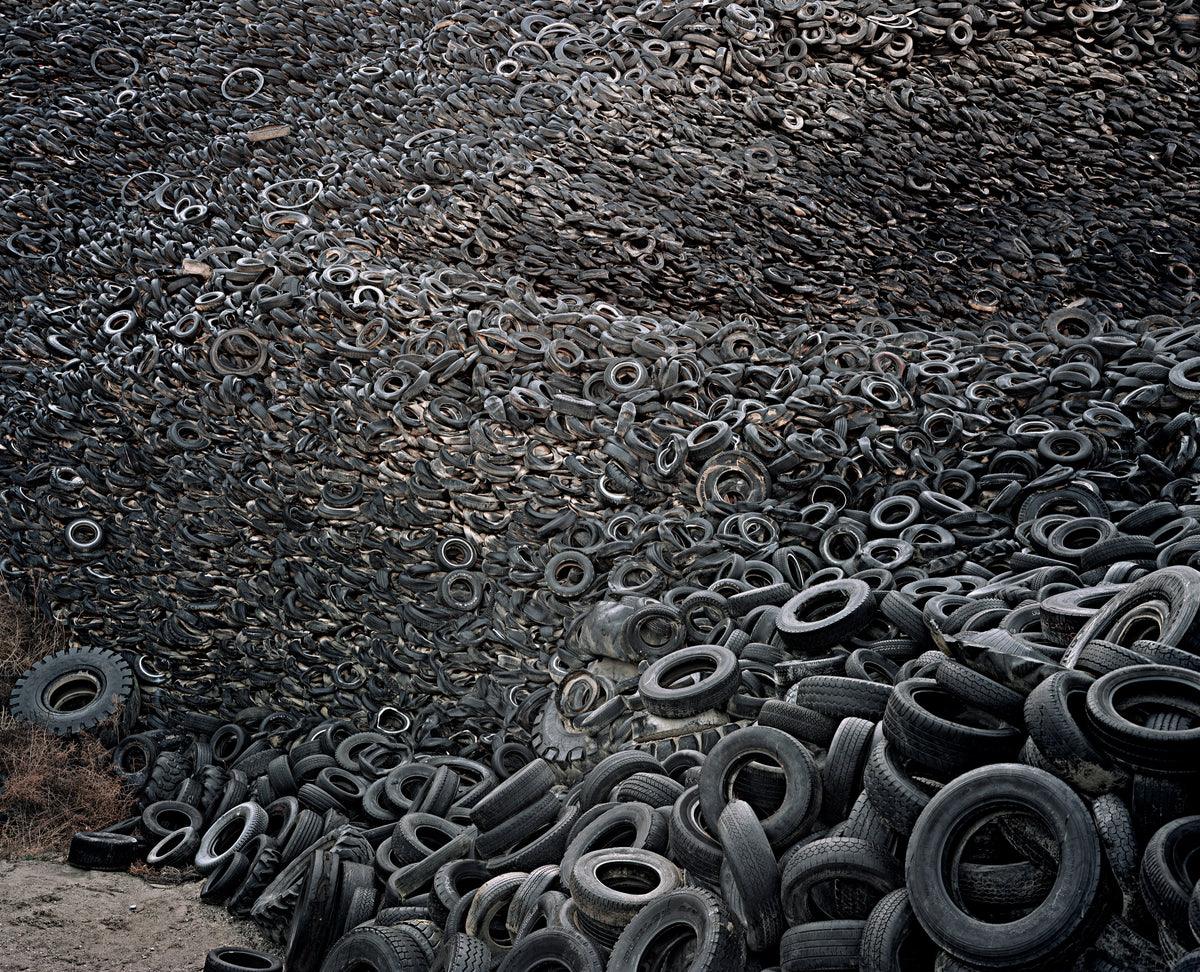 Edward Burtynsky, Oxford Tire Pile, Westley California, 1999. A photograph of a landscape of tires.